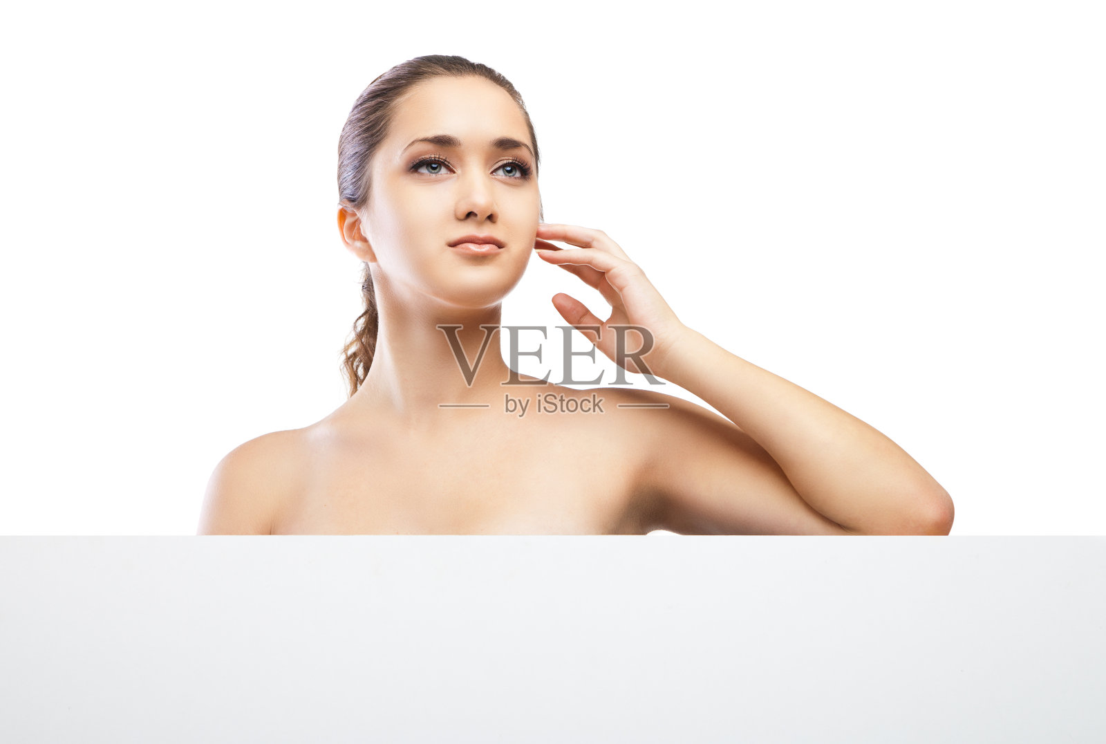 美丽的女人的脸与干净的皮肤隔离照片摄影图片