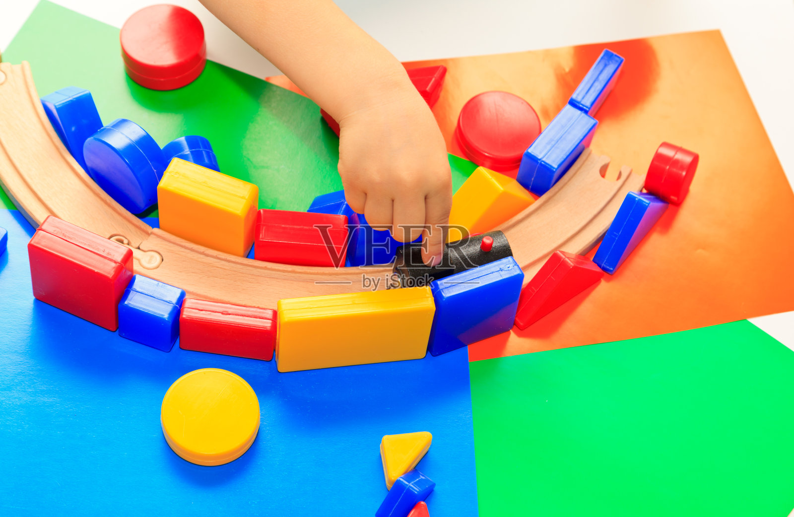 小男孩玩玩具，早教和日托的概念照片摄影图片