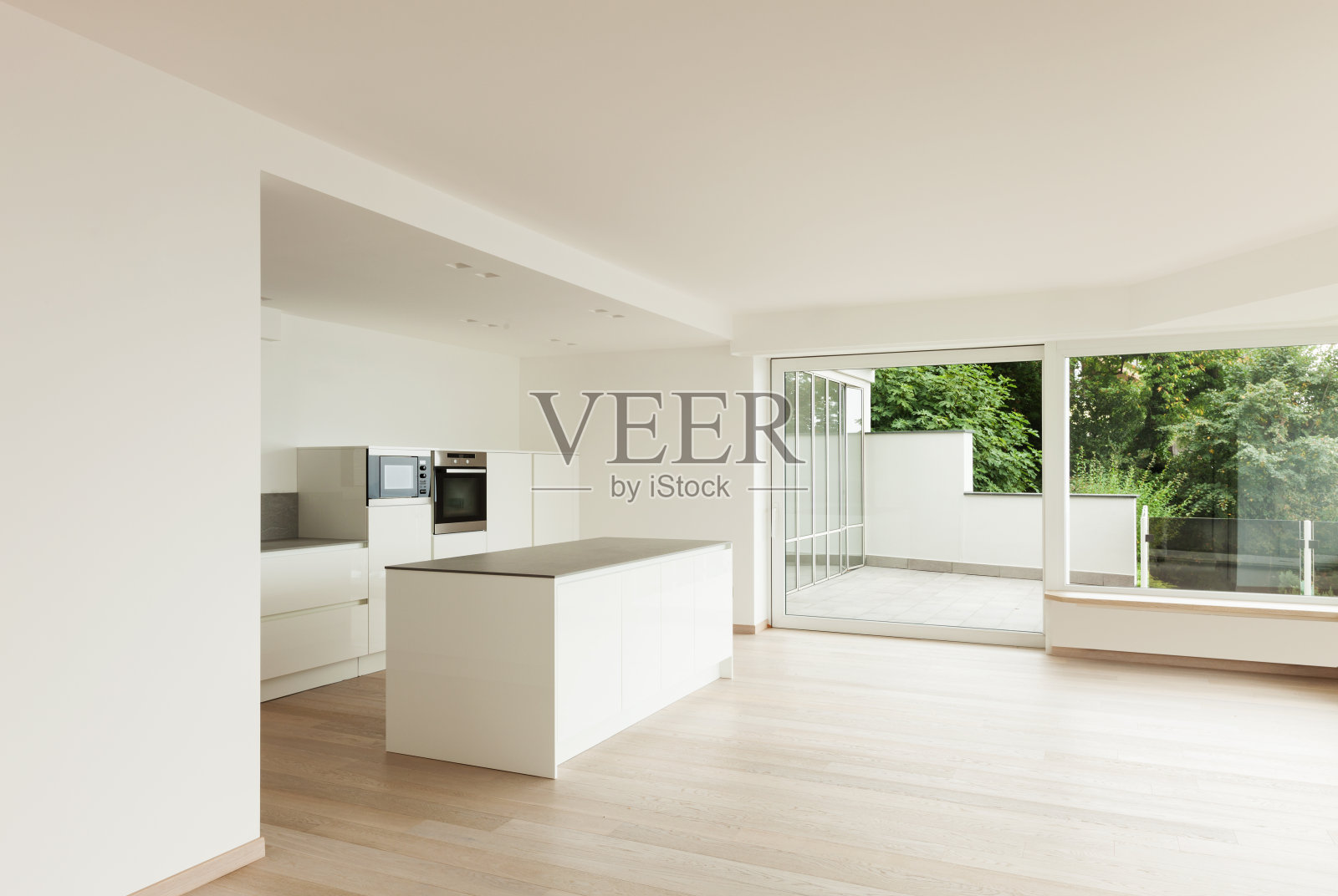 宽敞的顶楼完全空着照片摄影图片