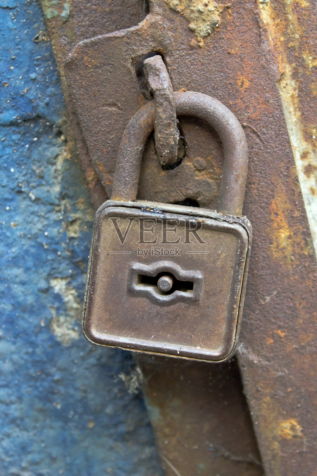 生锈的旧铁门上的挂锁照片摄影图片