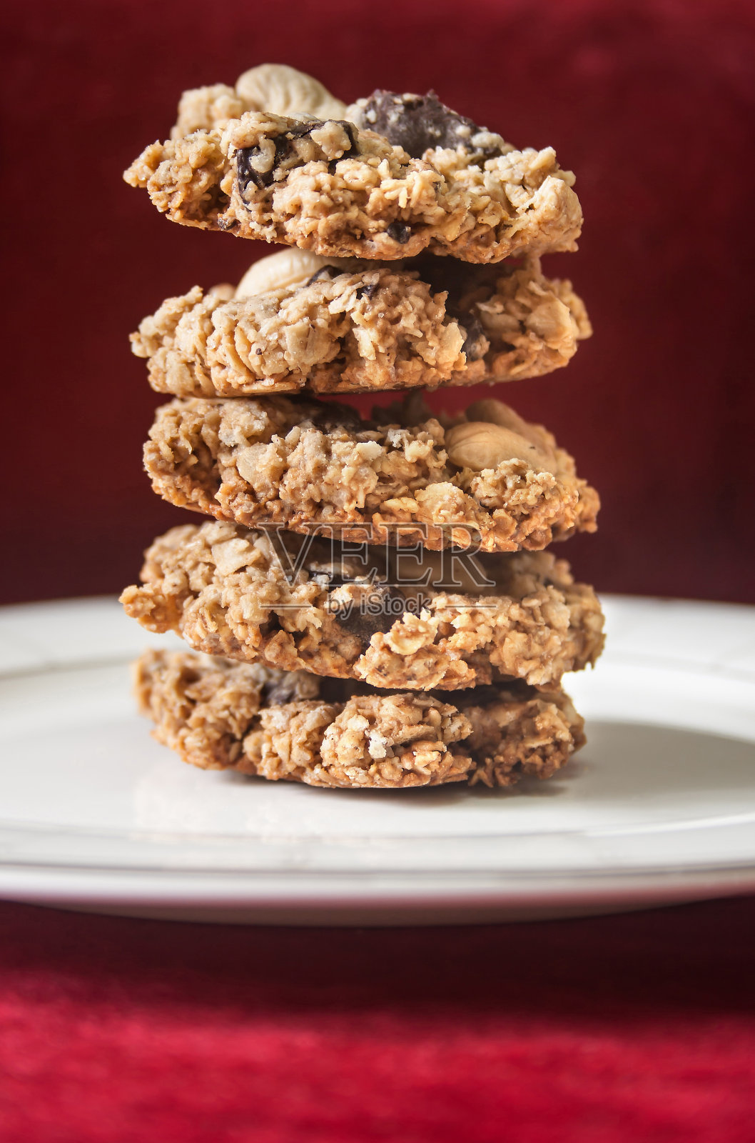 自制燕麦巧克力饼干。照片摄影图片
