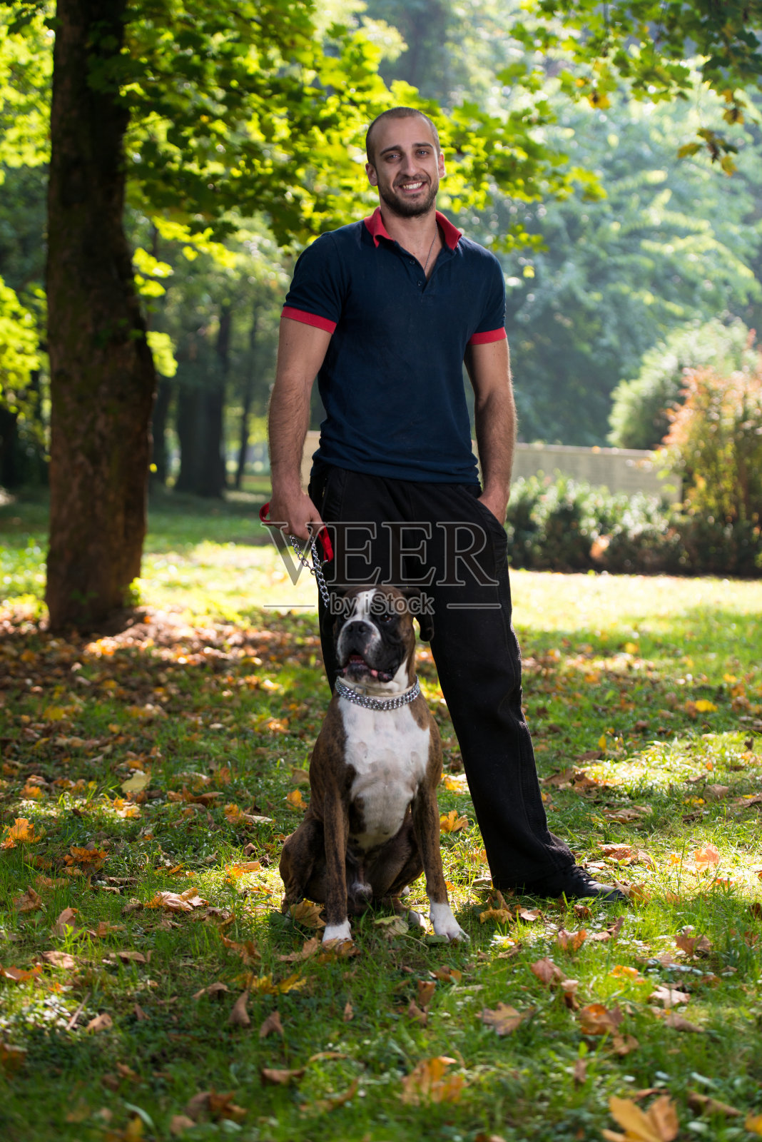 一个年轻人和他的狗的特写照片摄影图片