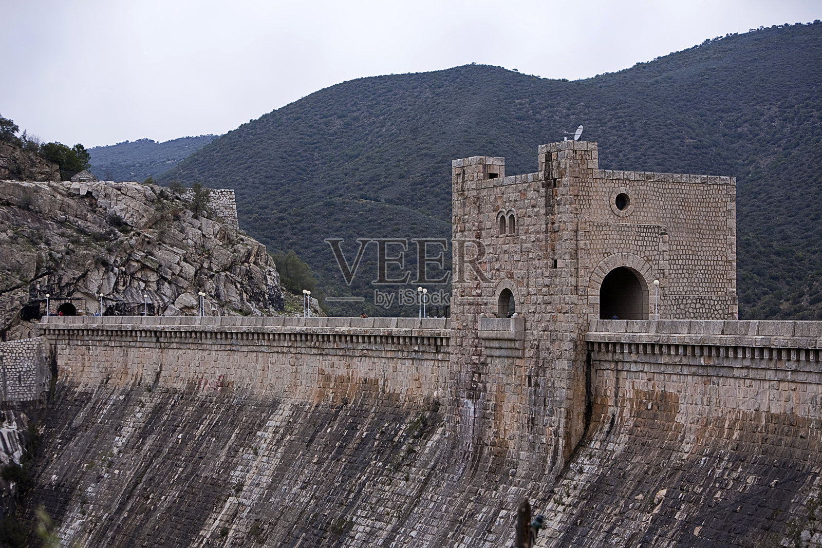 水库雅恩杜拉，类似中世纪城堡致敬塔照片摄影图片