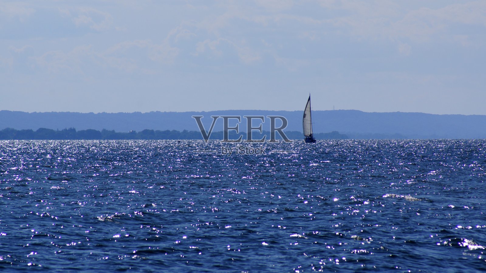 在蓝色中航行照片摄影图片