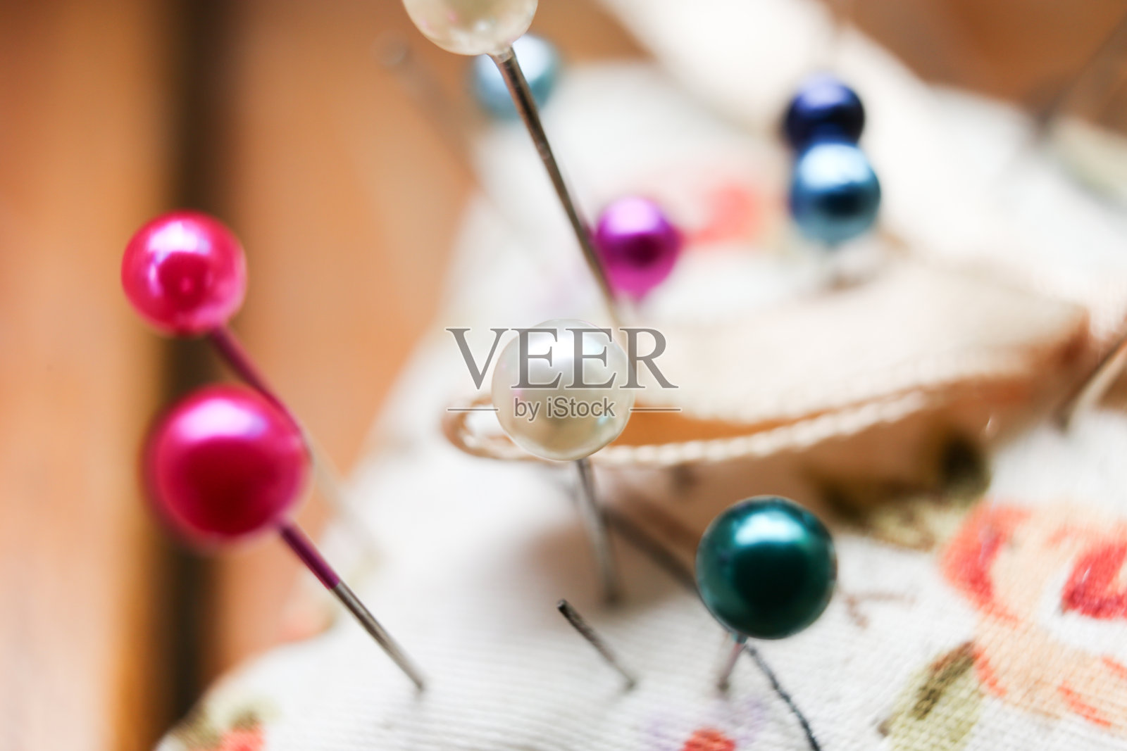 枕头别针上的彩色别针照片摄影图片