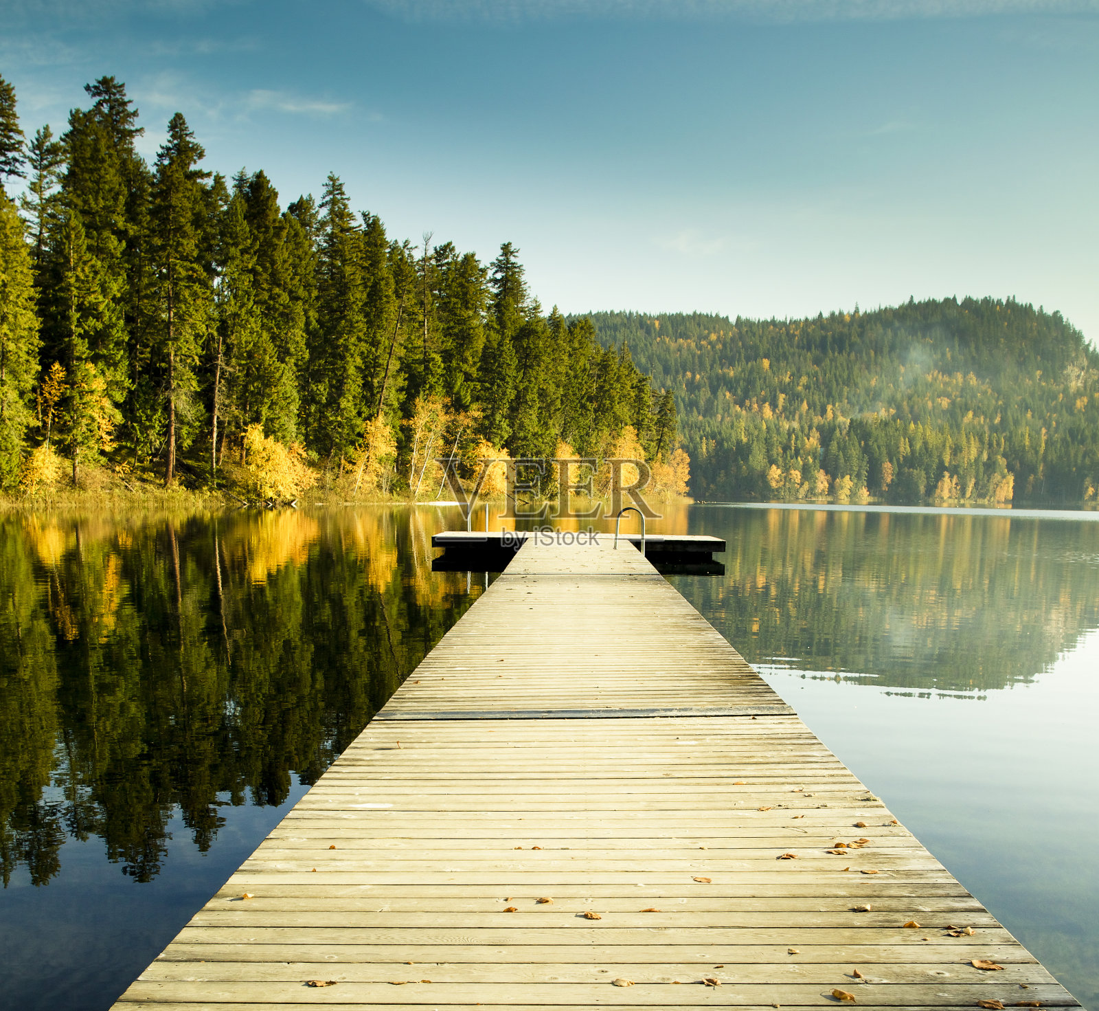 秋天的湖和码头照片摄影图片