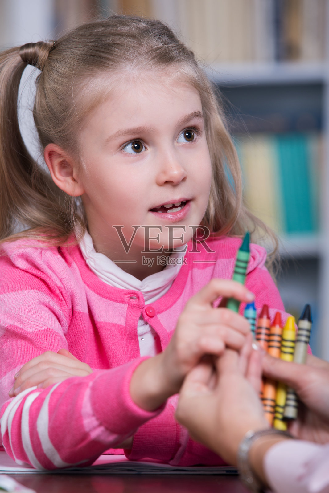 孩子选择彩色铅笔照片摄影图片