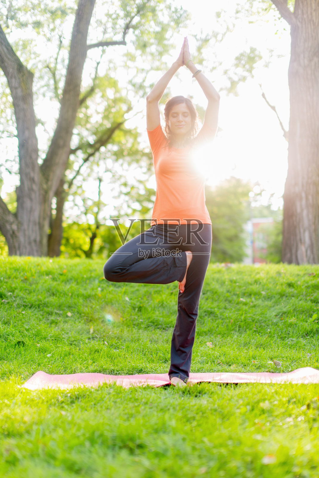 宁静的年轻女子在大自然中练习瑜伽照片摄影图片