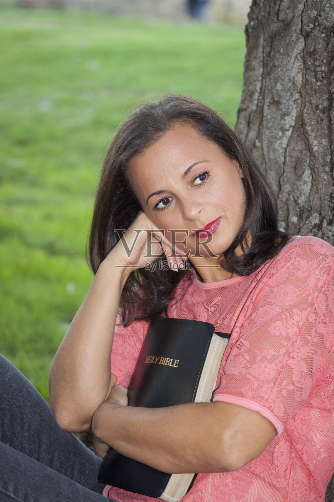 年轻女子阅读圣经的侧面照片摄影图片
