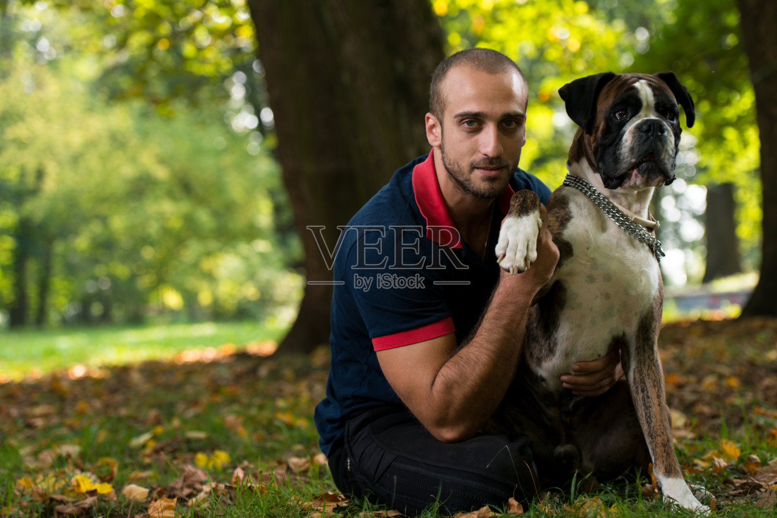 男人抱着狗照片摄影图片