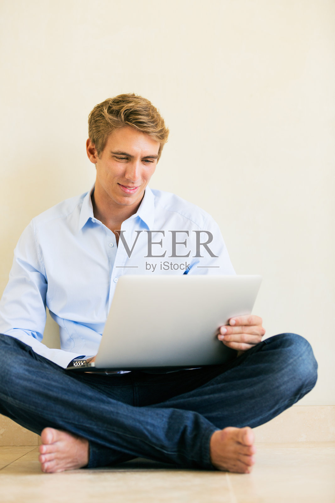 年轻人在家里用笔记本电脑工作照片摄影图片