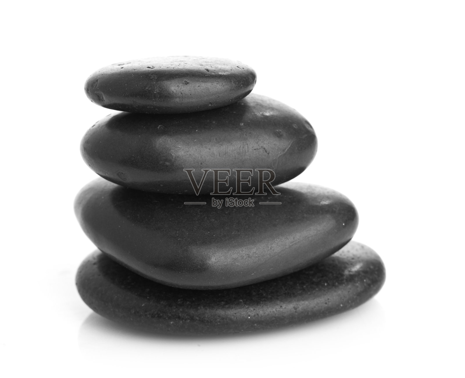 在白色的背景上生长着成堆的鹅卵石照片摄影图片