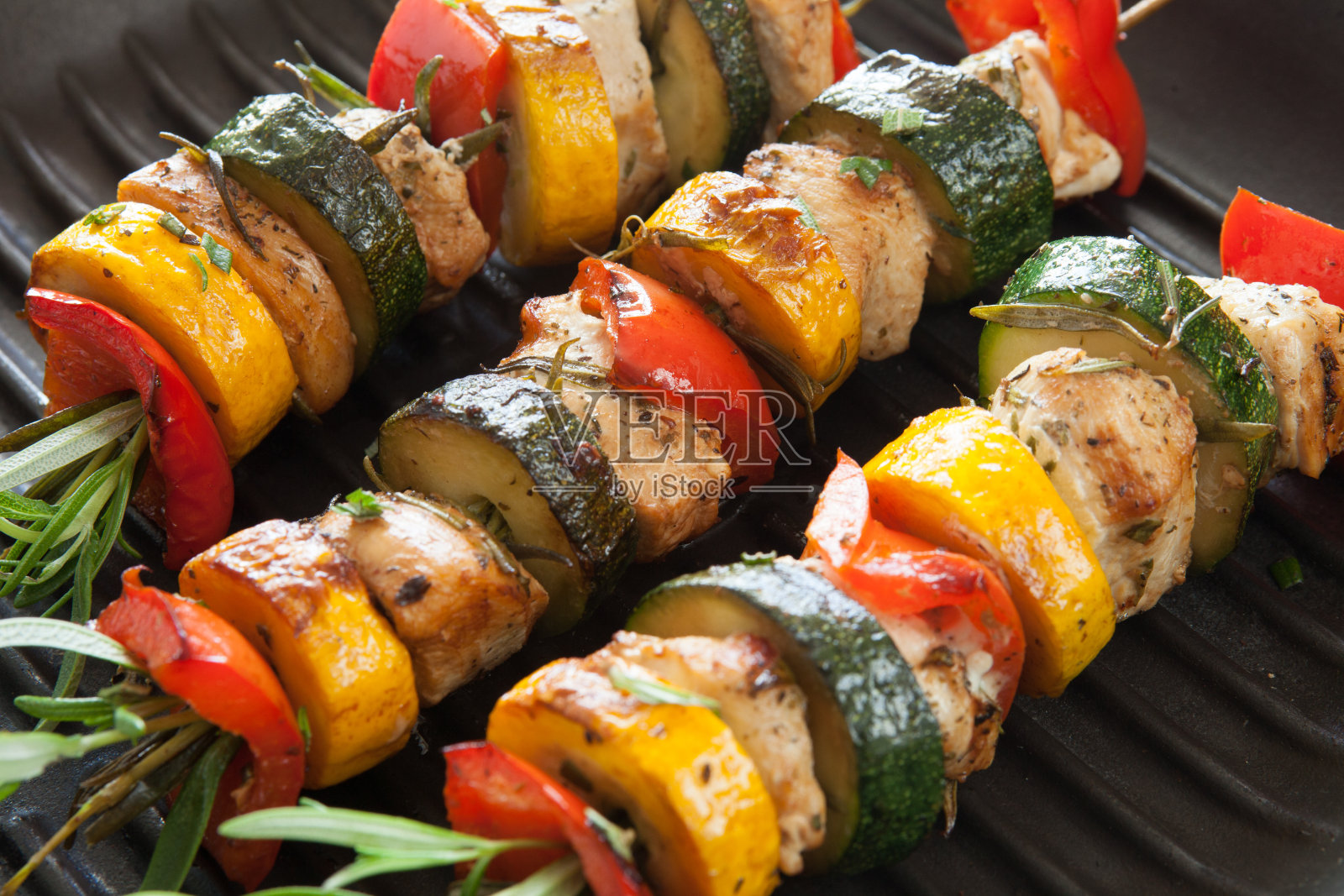 鸡肉和蔬菜串照片摄影图片