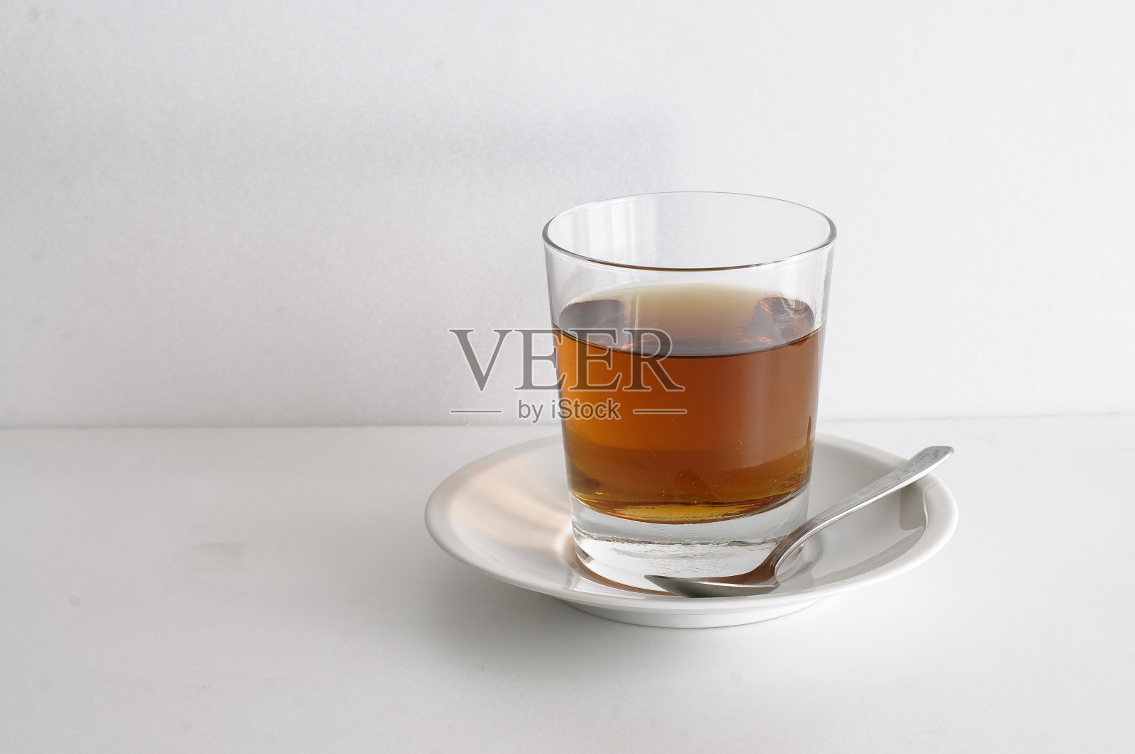 一杯茶托上的茶照片摄影图片