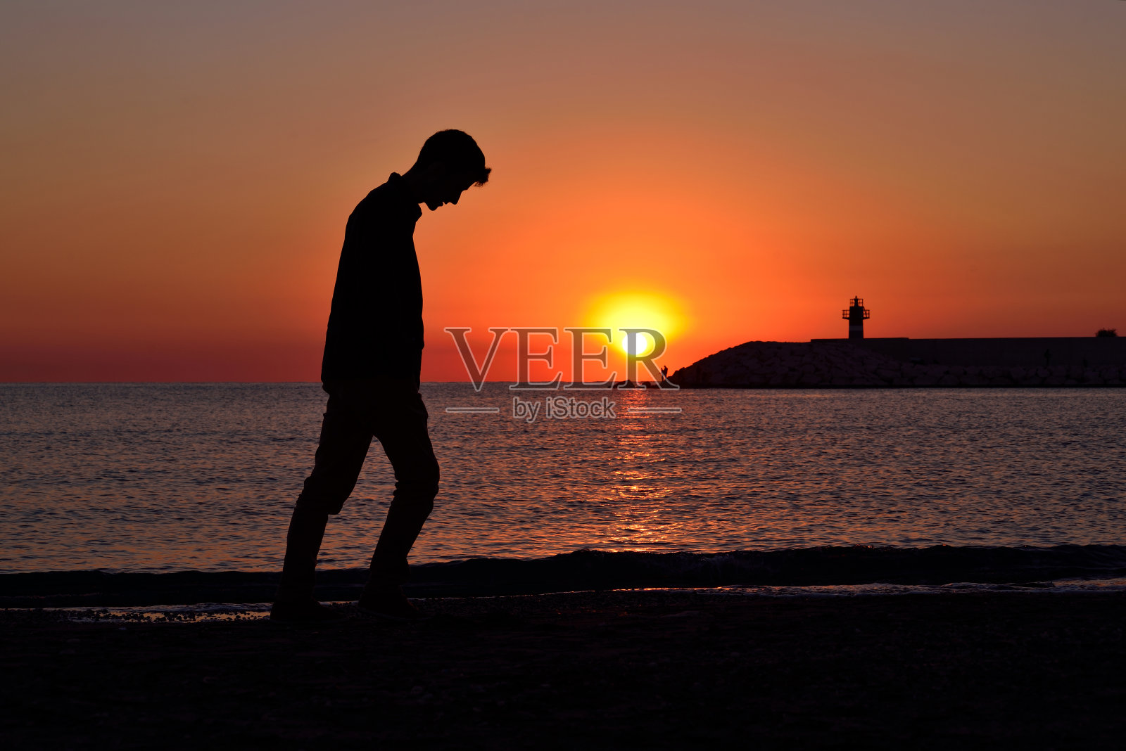 独自站在海滩上年轻，沮丧，假期，照片摄影图片