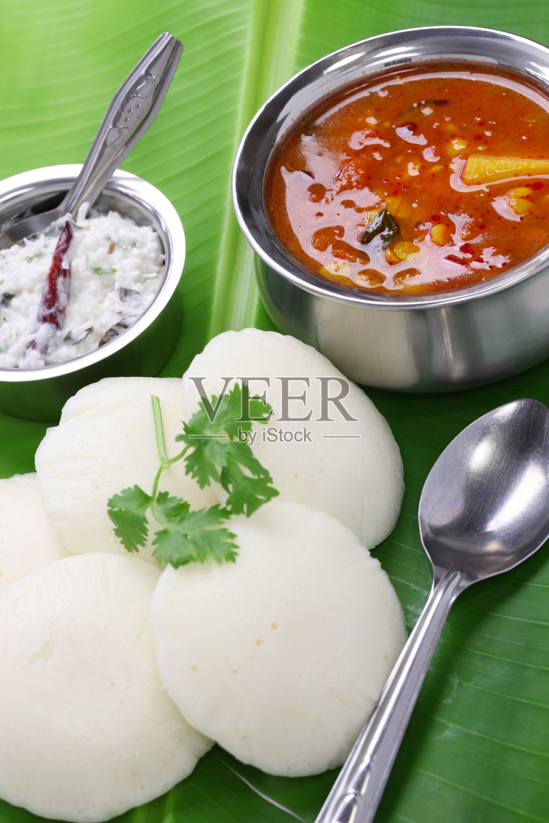 香蕉叶做的南印度早餐照片摄影图片