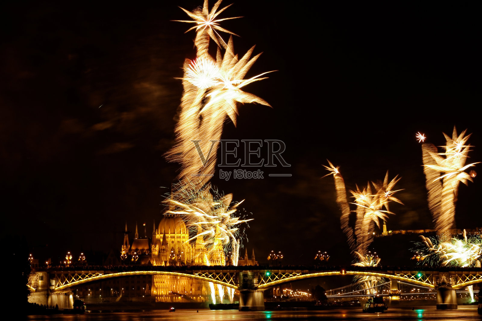 五彩缤纷的烟火照片摄影图片
