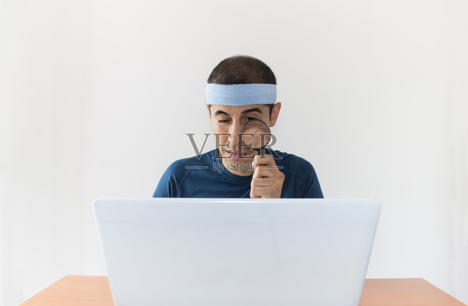 在网上寻找你最好的赌注照片摄影图片