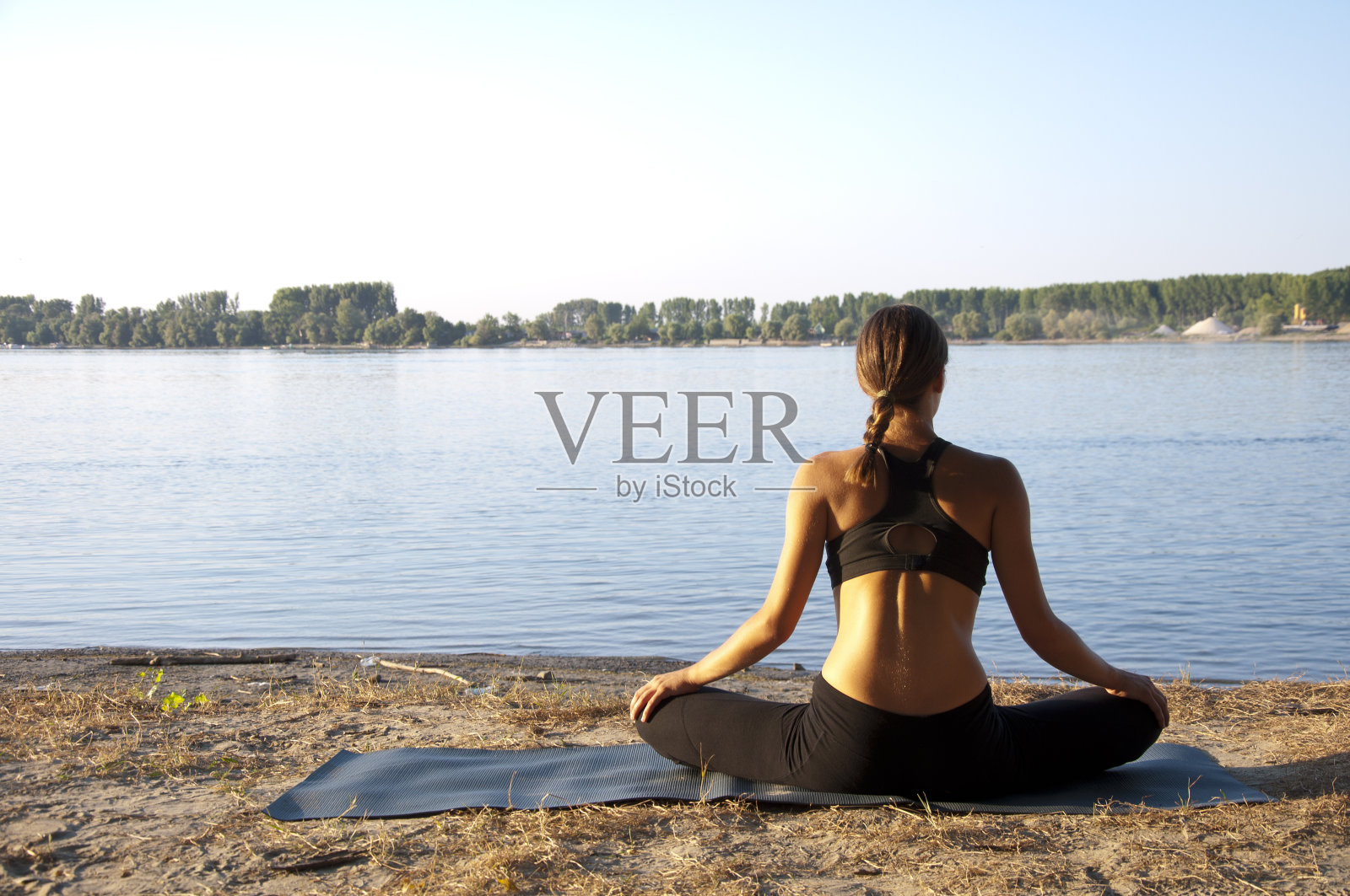 年轻女子在户外做瑜伽照片摄影图片