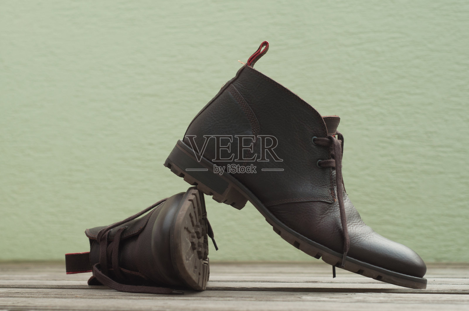 深色棕色靴子放在木地板上照片摄影图片