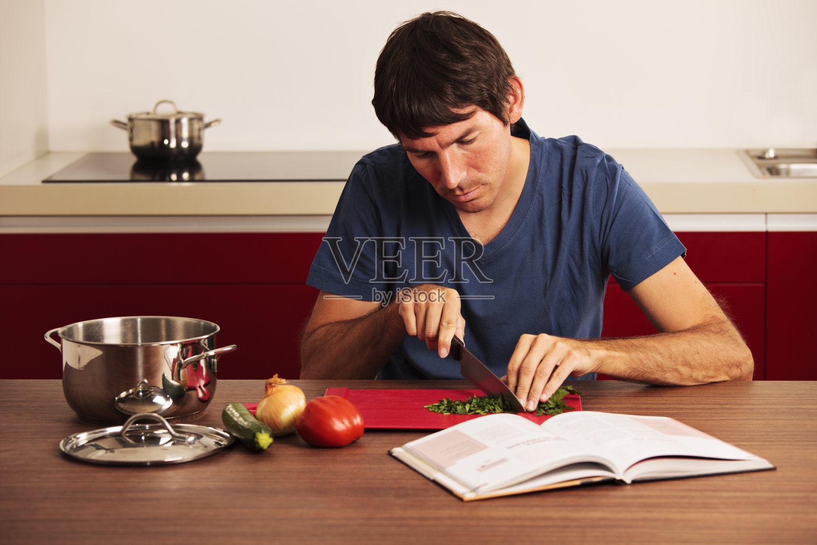 男人切蔬菜照片摄影图片