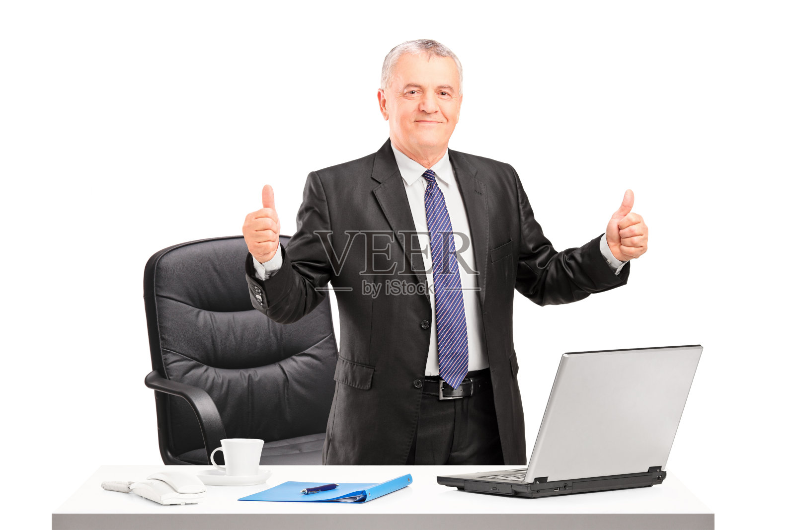 成熟的商人站起来竖起大拇指照片摄影图片