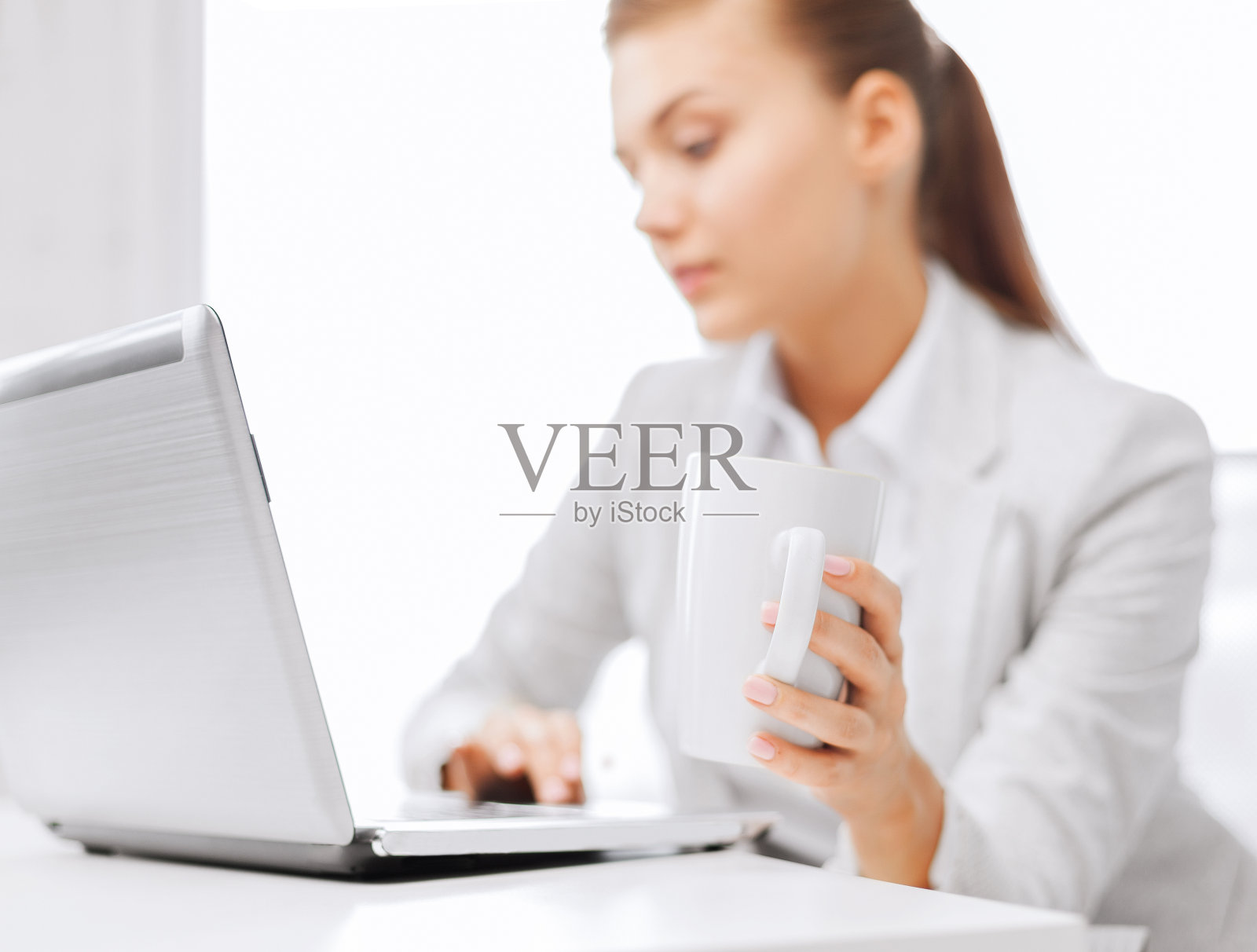 办公室里有笔记本电脑的女商人照片摄影图片