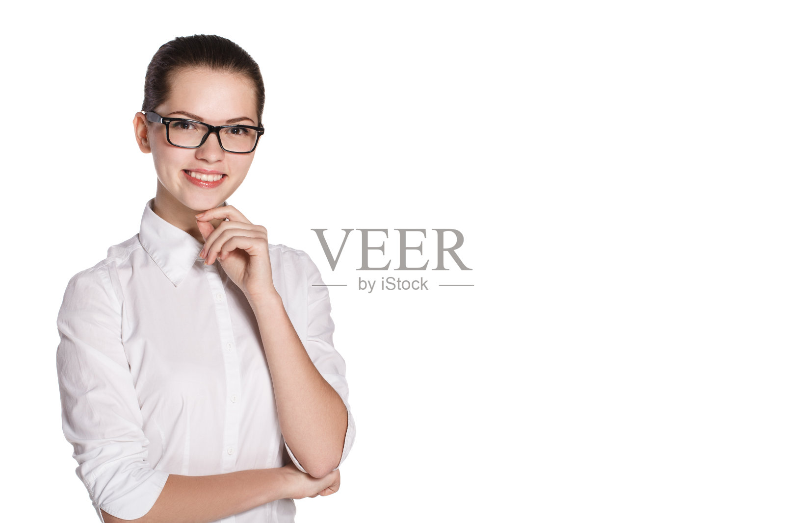 年轻的女孩戴着眼镜，沉思，微笑照片摄影图片