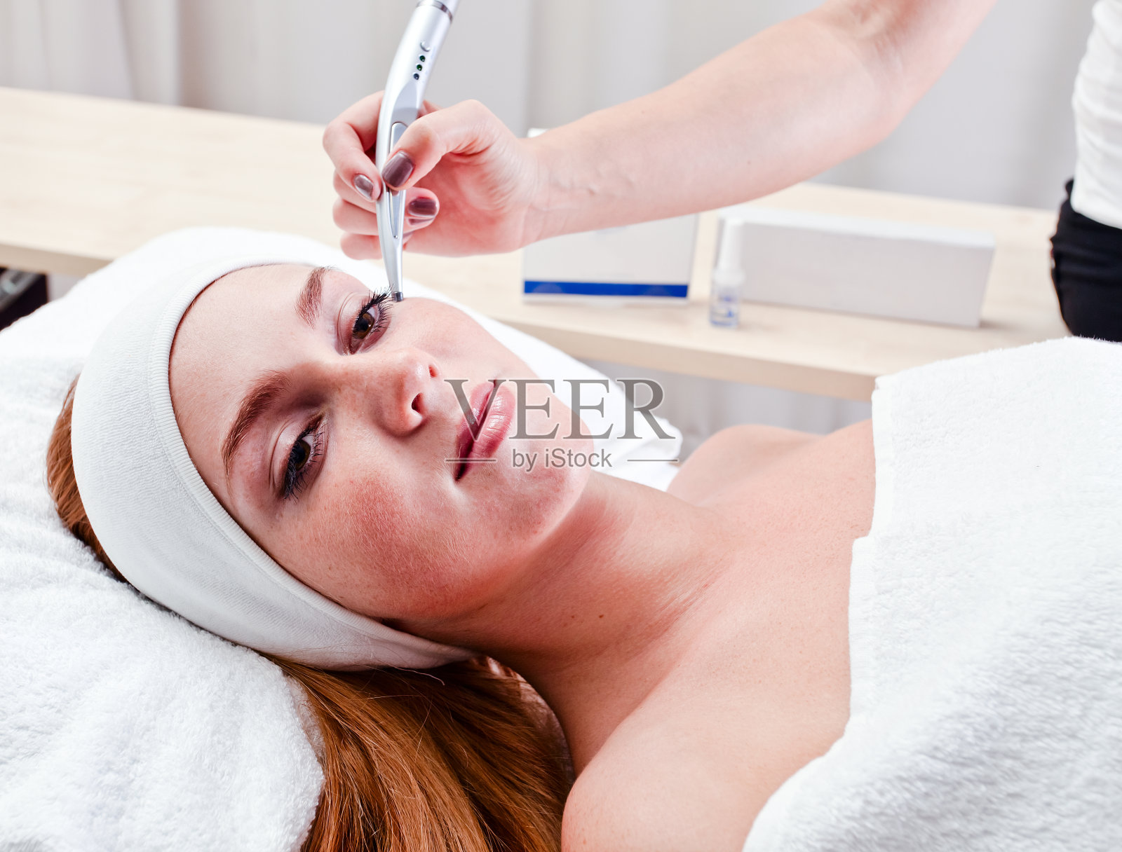 在水疗诊所的年轻女子照片摄影图片