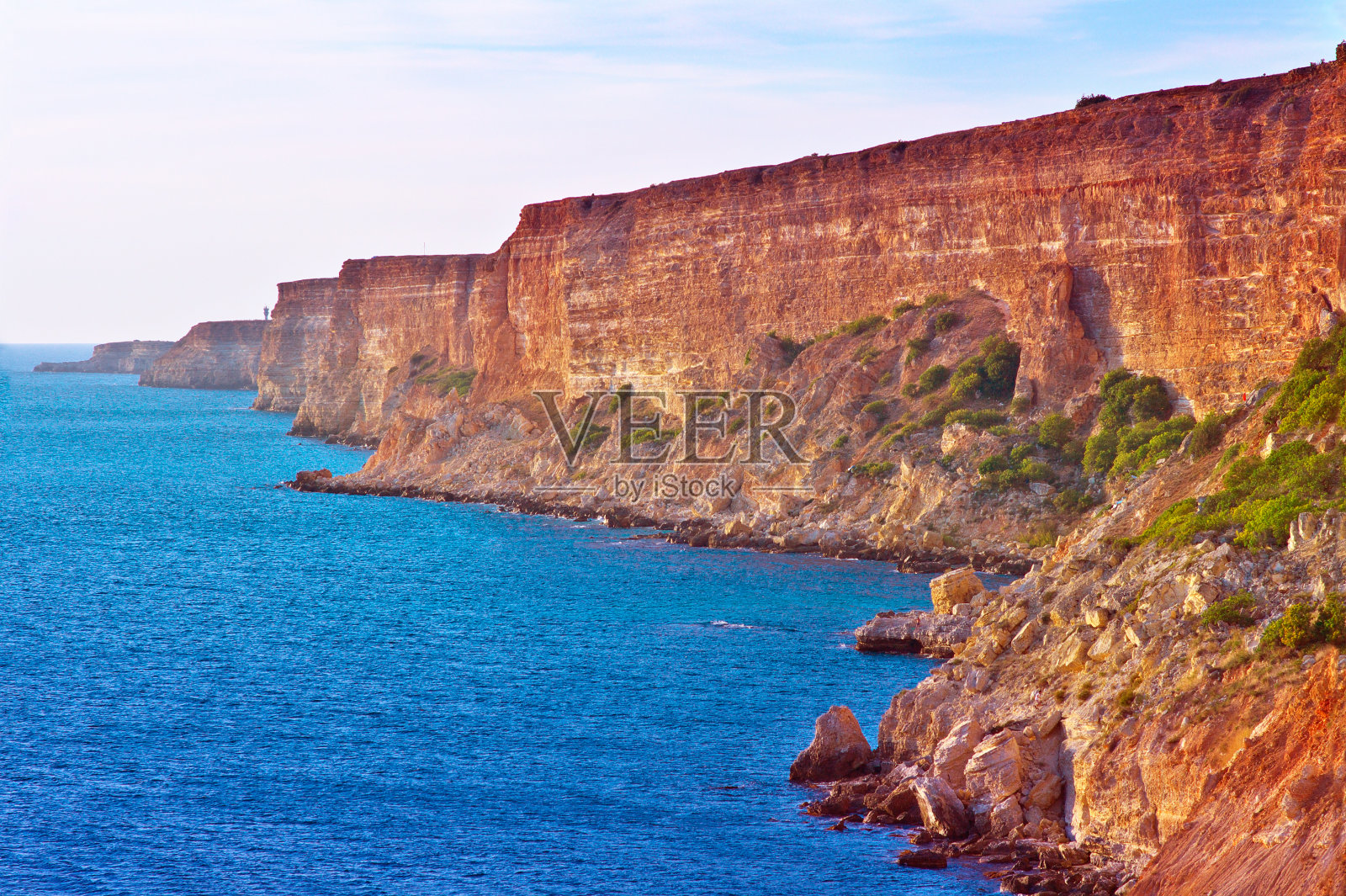 海滨红岩和蓝色海景夏季旅游照片摄影图片