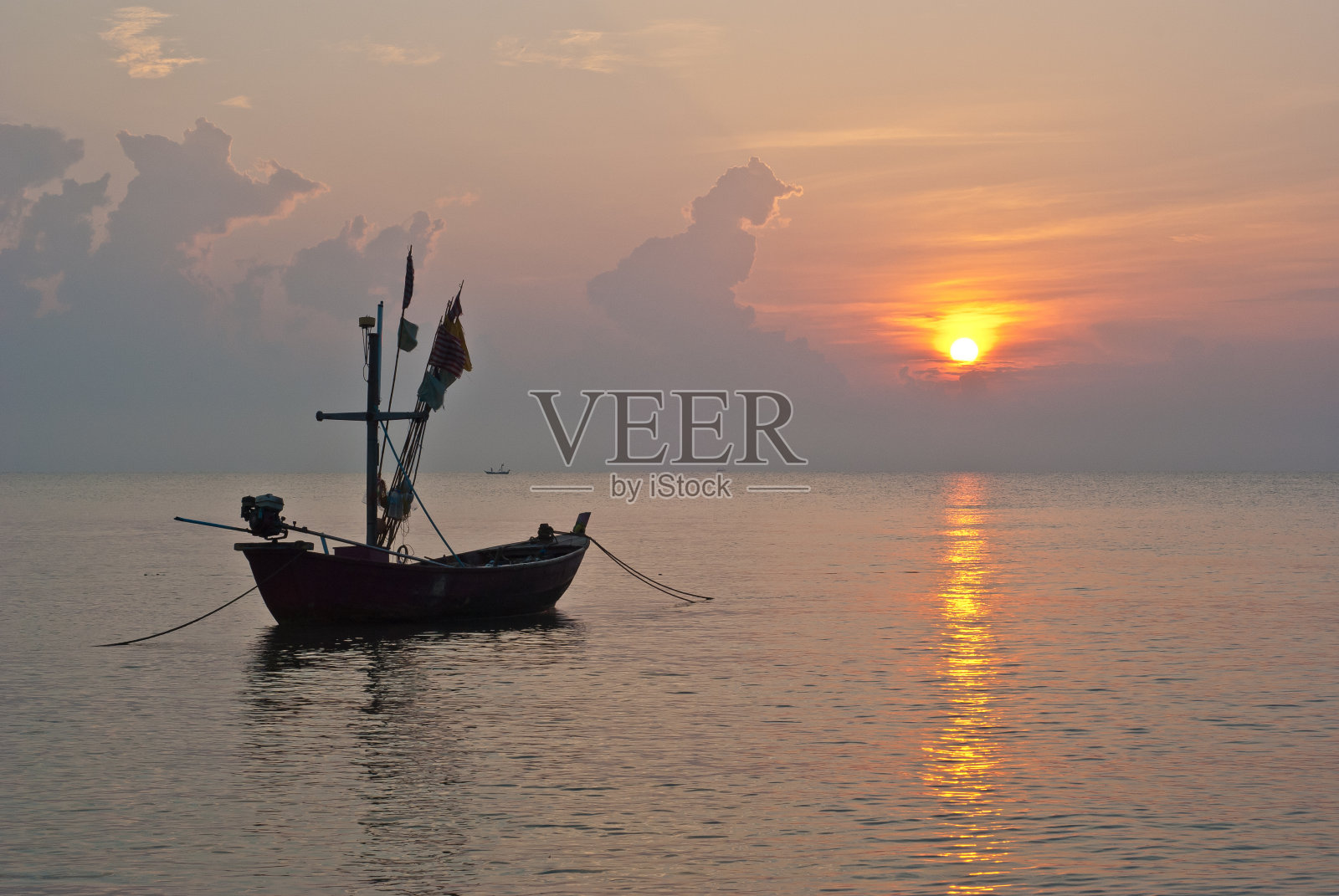 渔船与日落和天空照片摄影图片