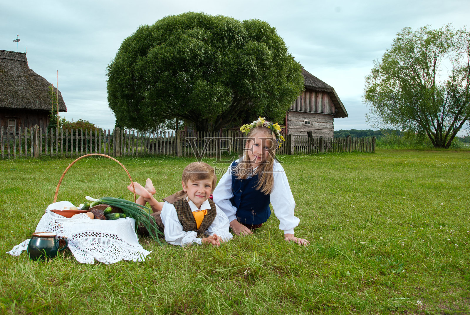 小男孩和小女孩在拉脱维亚国家血块里照片摄影图片