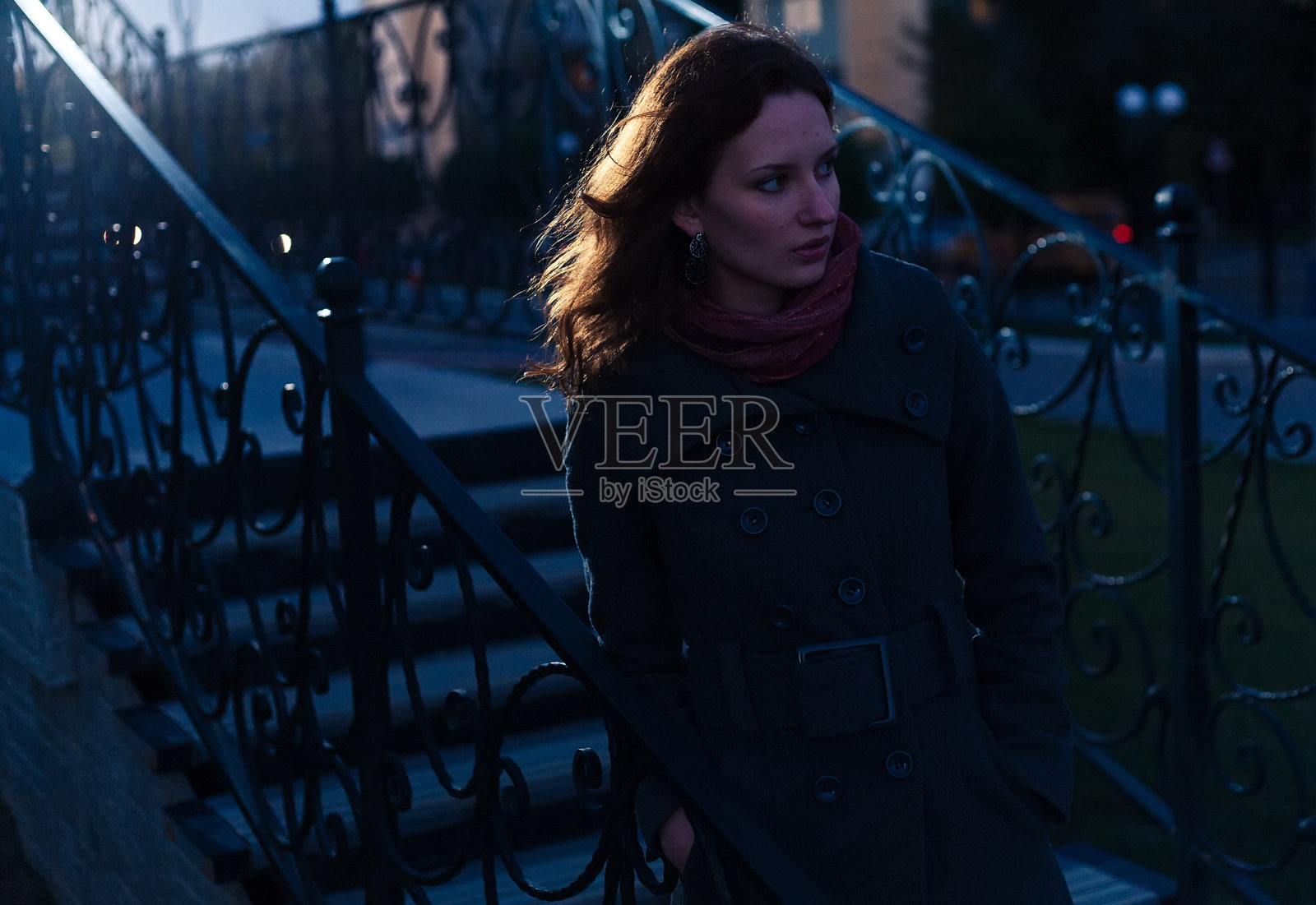 红发女人户外秋秋射照片摄影图片