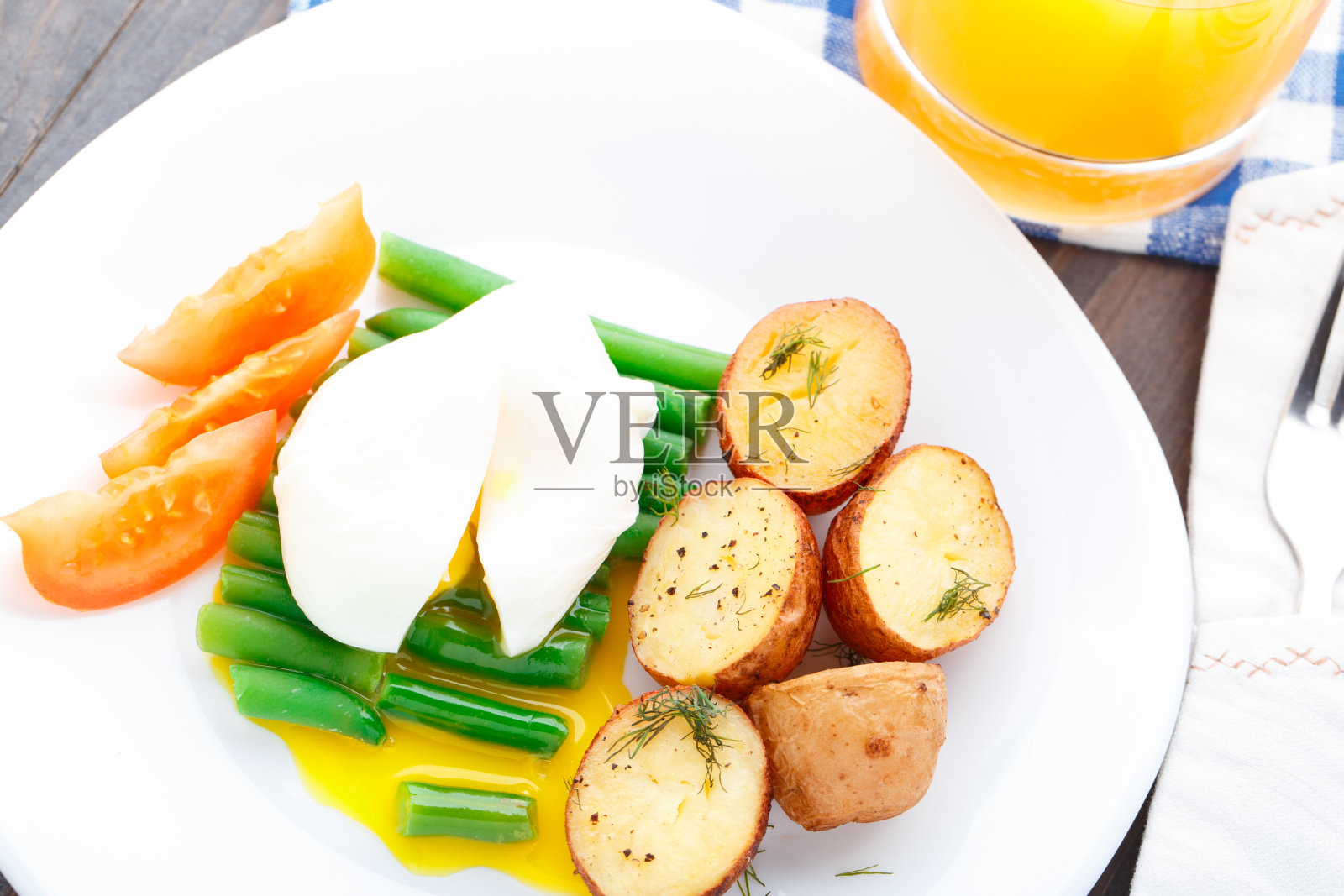 法式豆子荷包蛋和烤土豆照片摄影图片