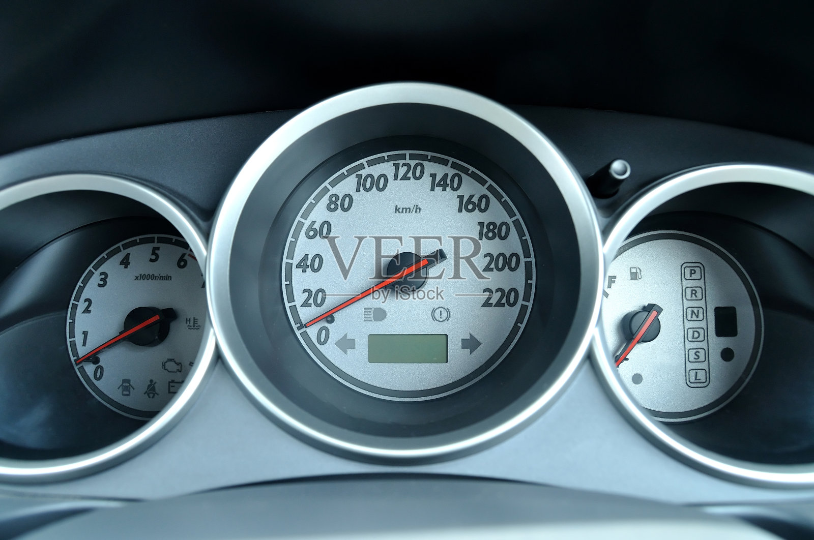 汽车的控制仪表在发动机停止时设置。照片摄影图片