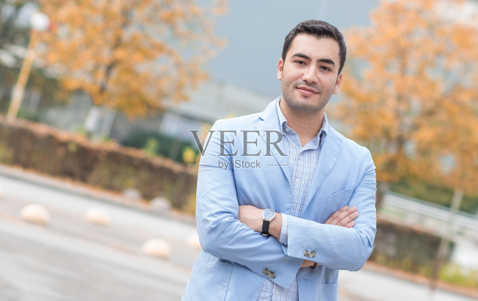 年轻的商人双臂交叉照片摄影图片