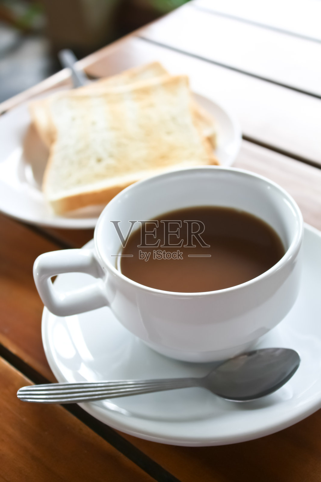 咖啡放在木桌上照片摄影图片