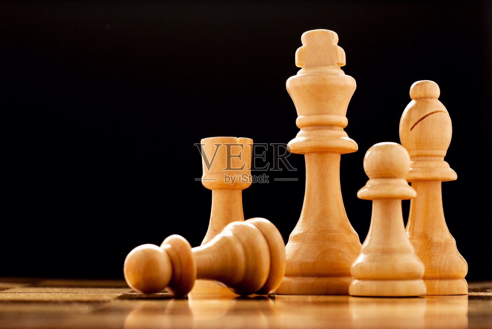赢家是一枚国王的棋子照片摄影图片