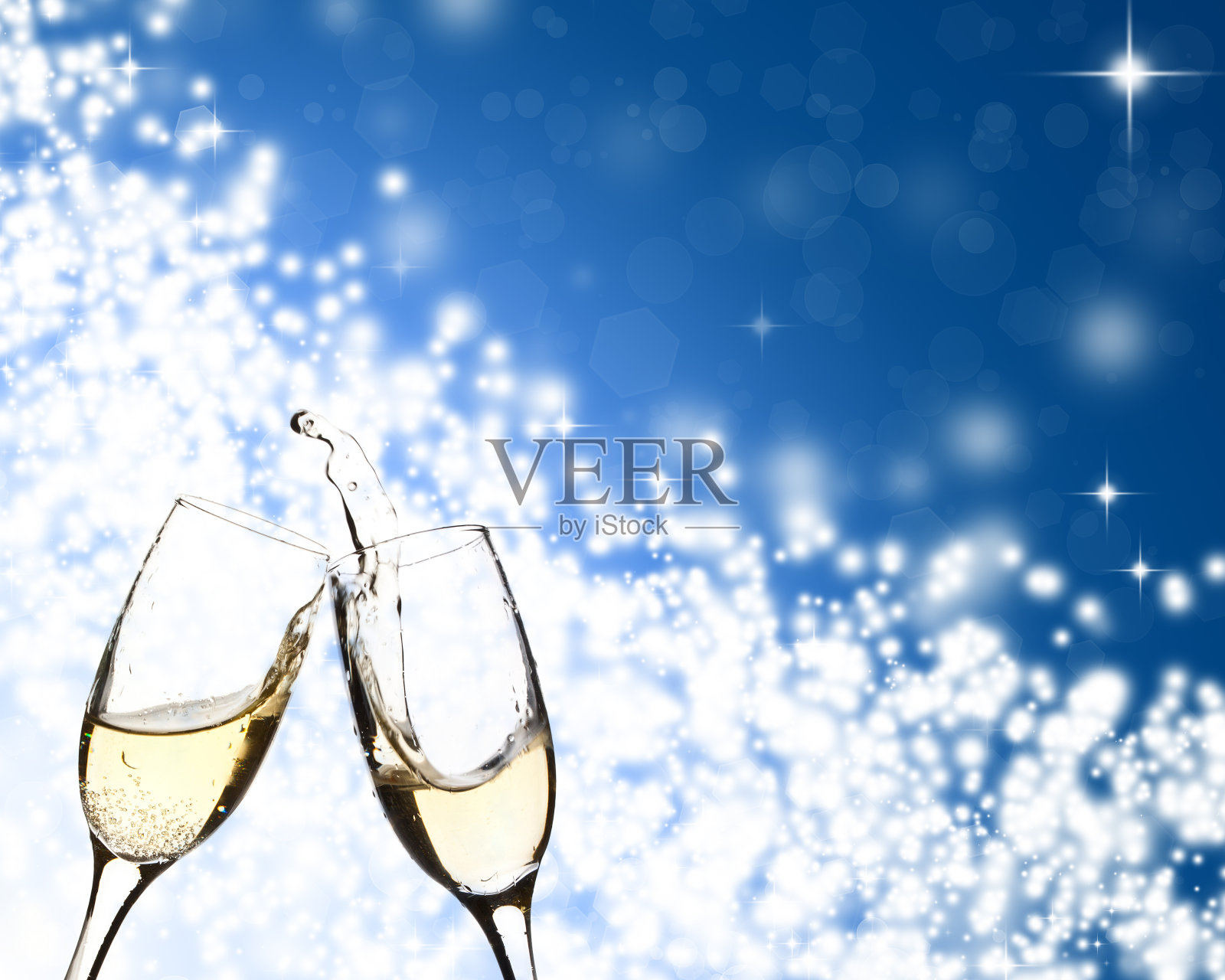 杯子上放着香槟和节日彩灯照片摄影图片