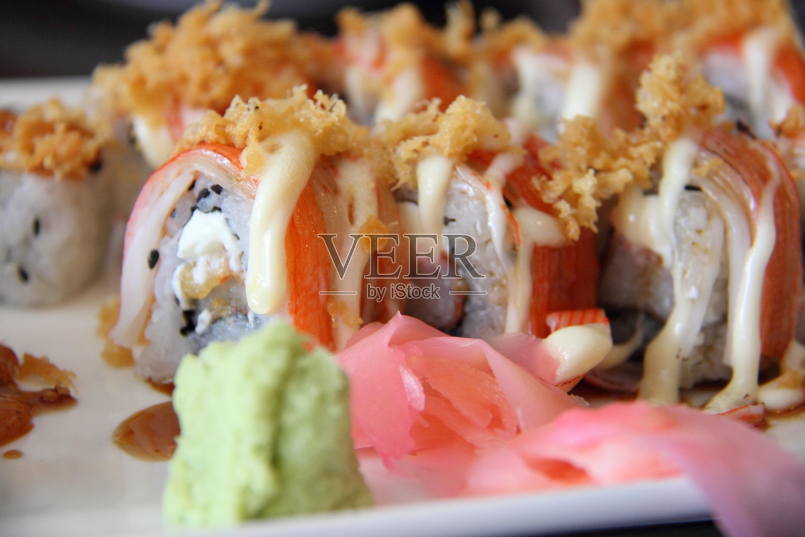 盘子里各式各样的寿司照片摄影图片