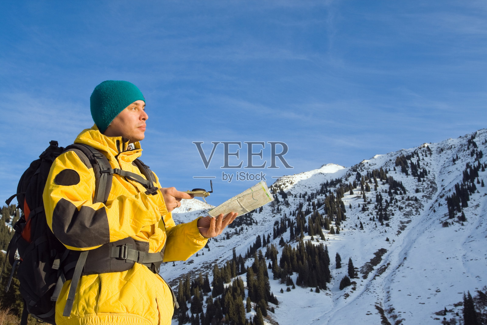 用地图和指南针攀登的年轻人照片摄影图片