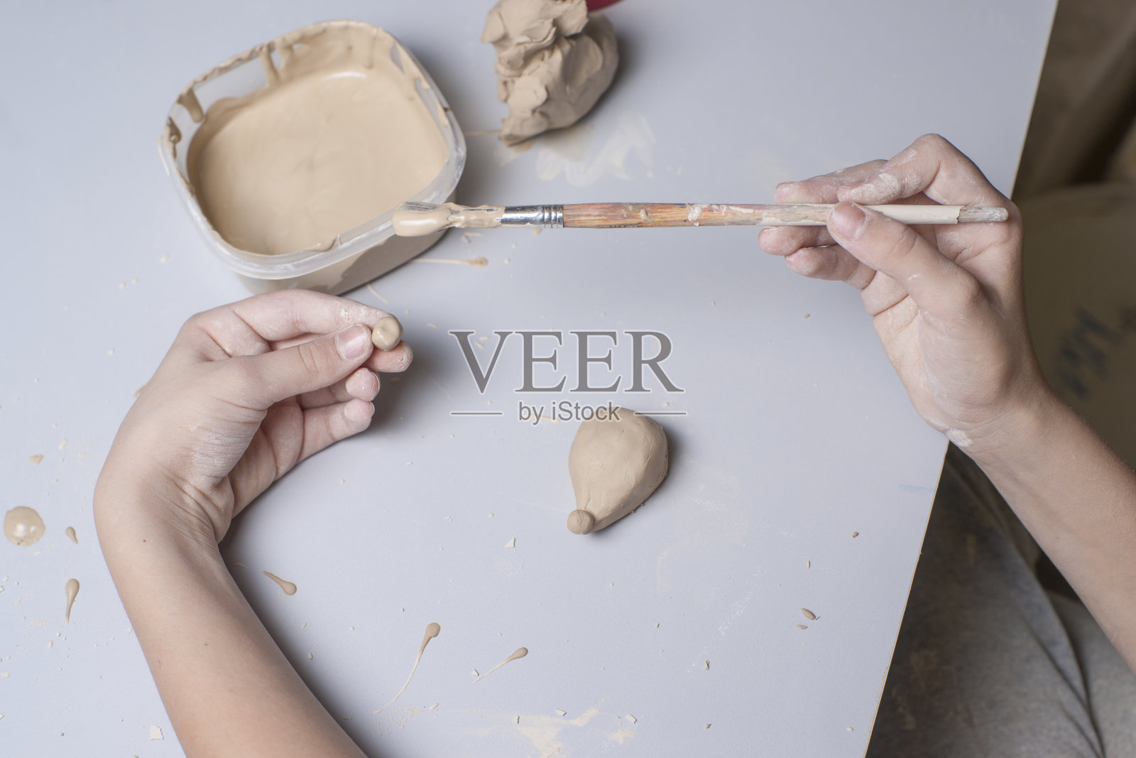 女孩用粘土做玩具照片摄影图片