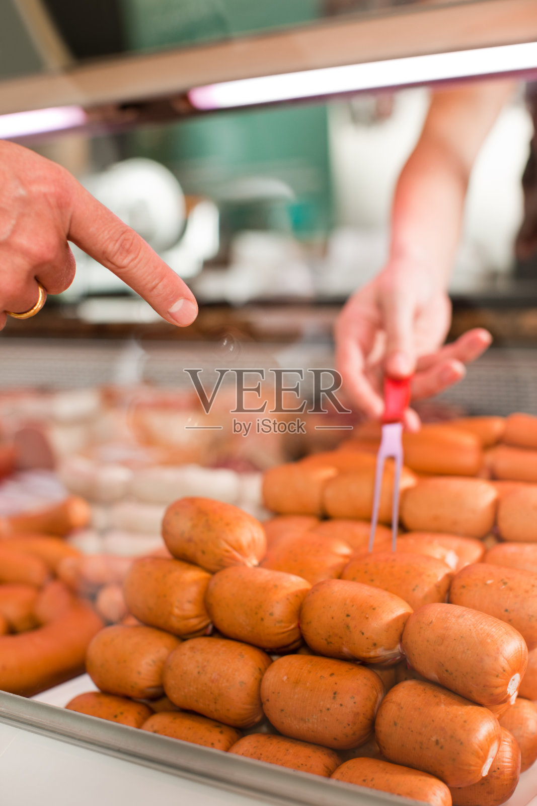 顾客在肉店买香肠照片摄影图片