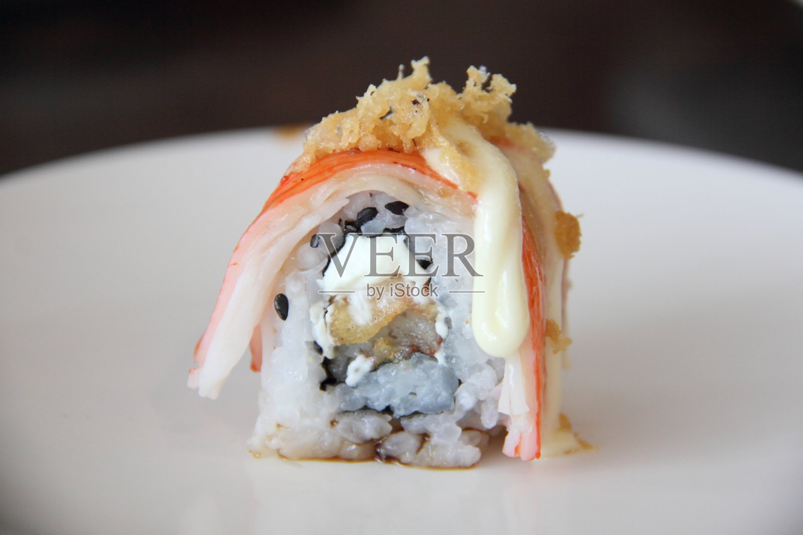 盘子里各式各样的寿司照片摄影图片