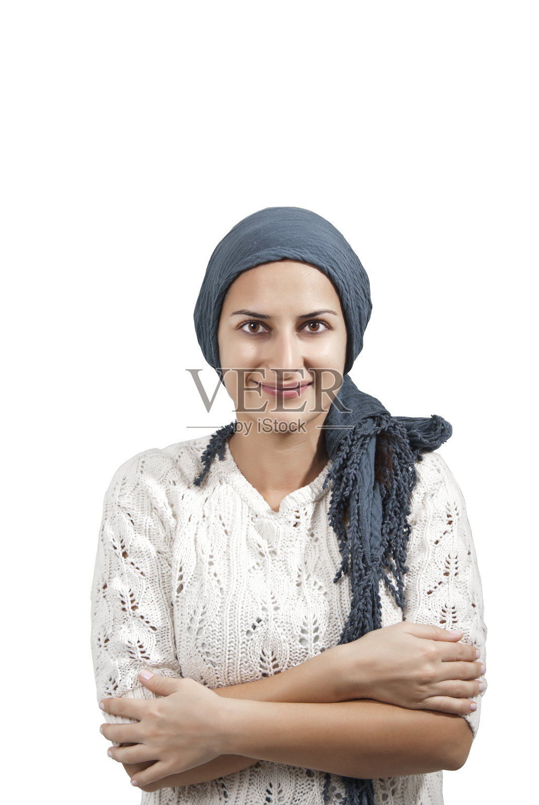 带着蓝色面纱微笑的女性照片摄影图片