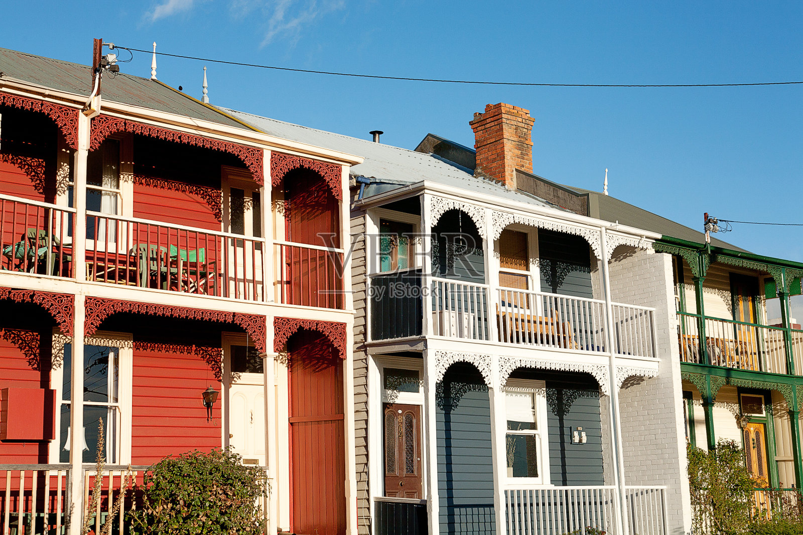 街道上不同房屋的彩色挡风板照片摄影图片