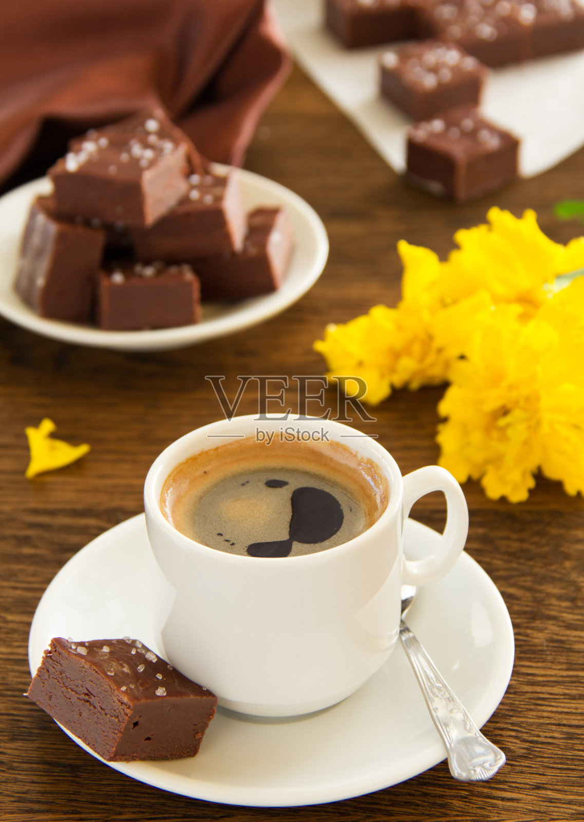 自制的棕色太妃糖，在家做的。照片摄影图片