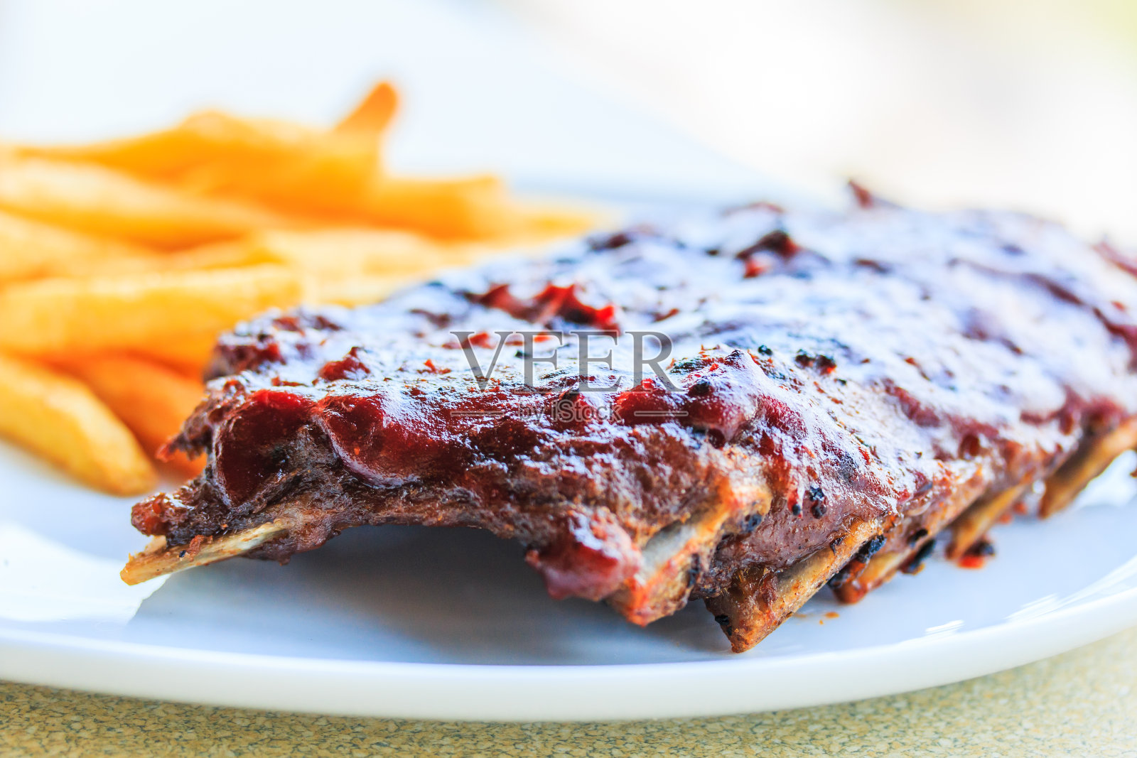 烤猪肋排。与番茄酱照片摄影图片