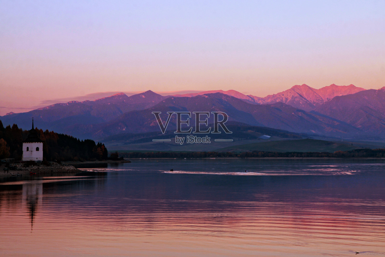 日落时分有教堂的湖照片摄影图片