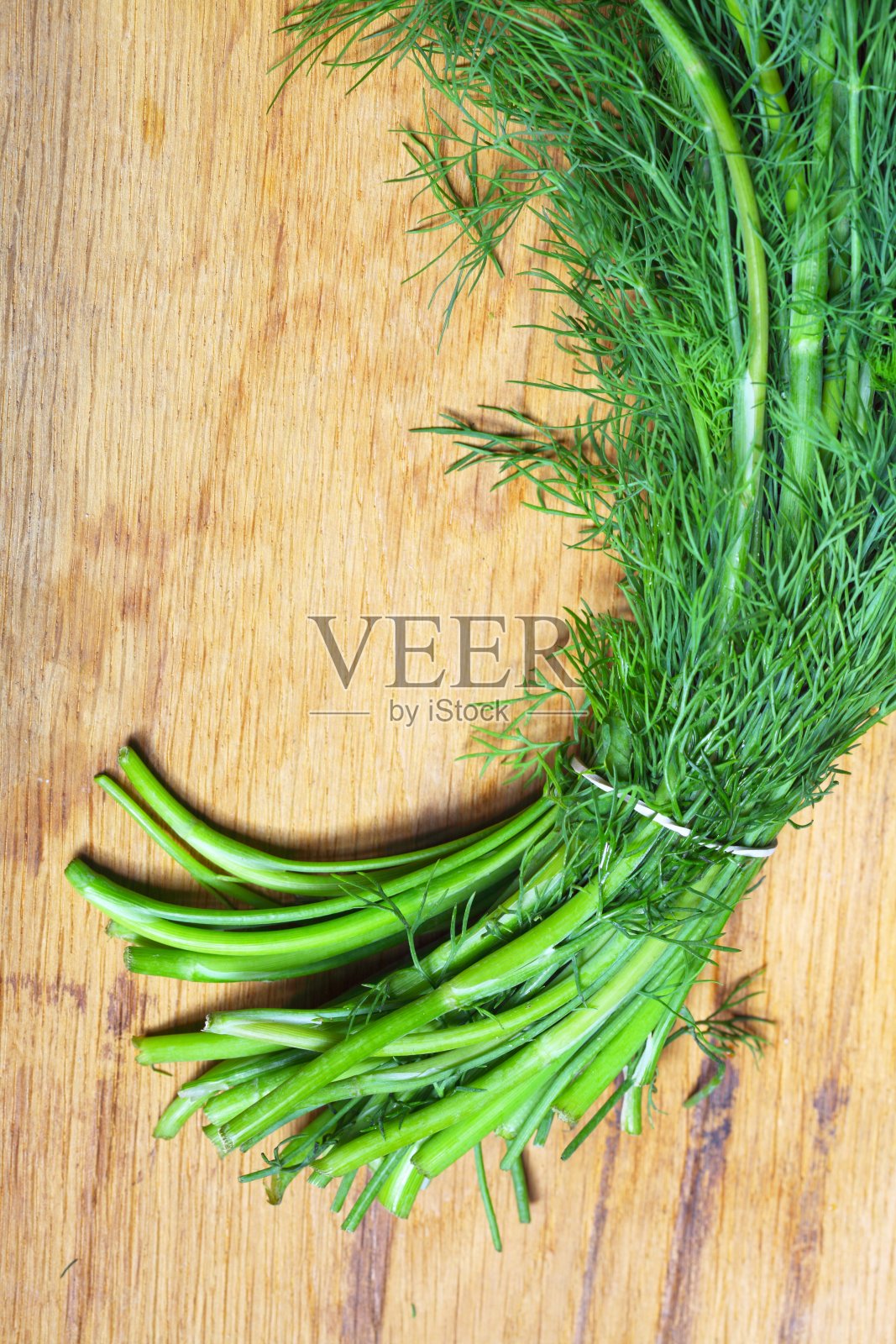 把新鲜的莳萝香草放在木桌上照片摄影图片